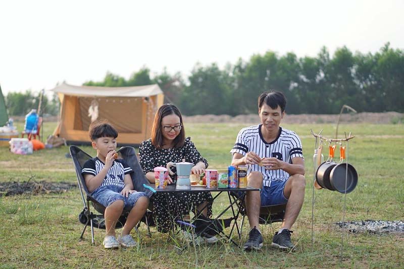 Nhiều gia đình lựa chọn tới hồ Dầu Tiếng cắm trại ngày cuối tuần