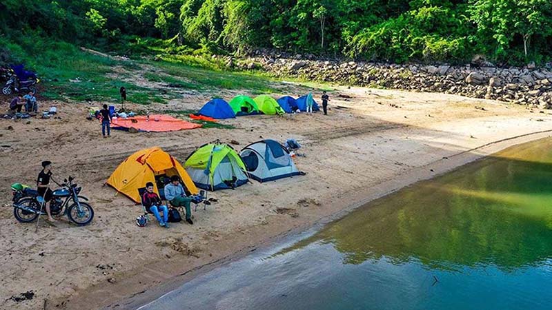 Nhiều du khách lựa chọn đi xe máy tới khu du lịch hồ Dầu Tiếng