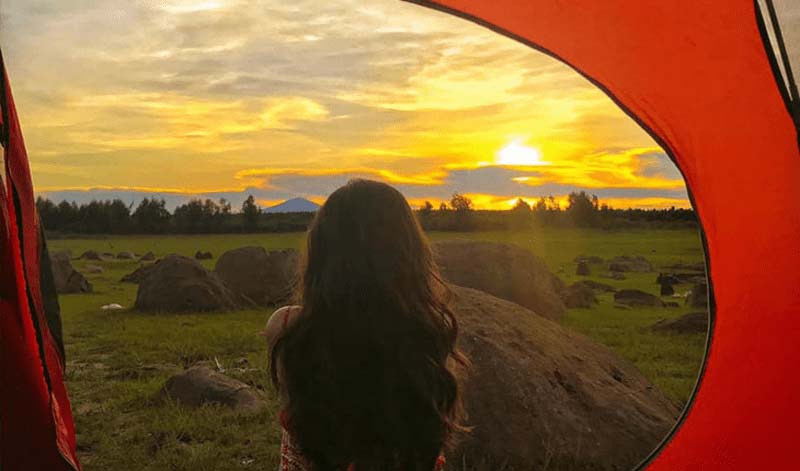 Cắm trại và chào đón bình minh với những tia nắng rực rỡ phía xa là trải nghiệm đáng nhớ với du khách