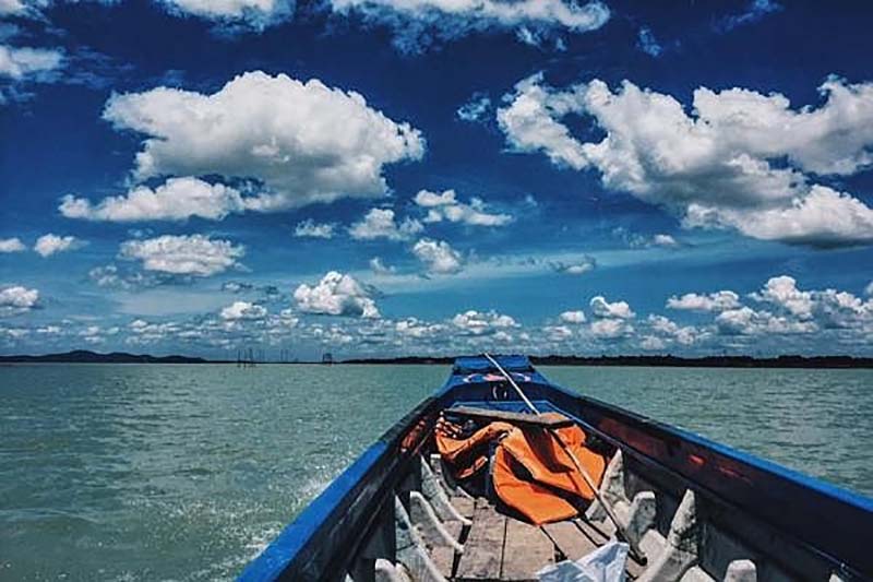 Vừa trải nghiệm đi cano, vừa ngắm cảnh non nước trên hồ Dầu Tiếng là trải nghiệm khó quên của du khách
