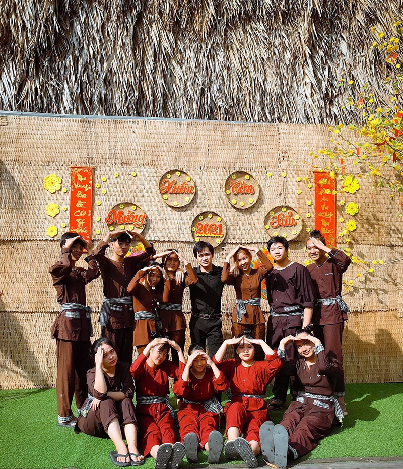 Nhóm du khách tạo dáng chụp hình tại khu vực sân khấu nổi trong khu du lịch (Nguồn: Vui chơi giải trí sinh thái & Ẩm thực Long Trung)