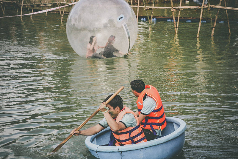 Trò chèo thuyền thúng và ngồi bóng nước tại khu du lịch sinh thái Long Trung (Nguồn: Vui chơi giải trí sinh thái & Ẩm thực Long Trung)