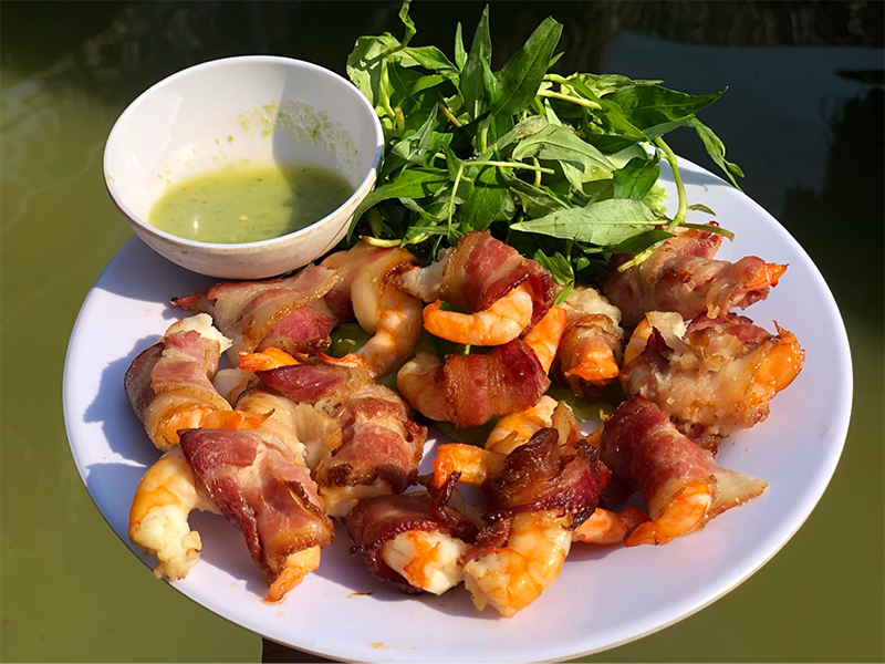 Món tôm chấm ớt tiêu xanh được nhiều du khách yêu thích (Nguồn: Vui chơi giải trí sinh thái & Ẩm thực Long Trung)