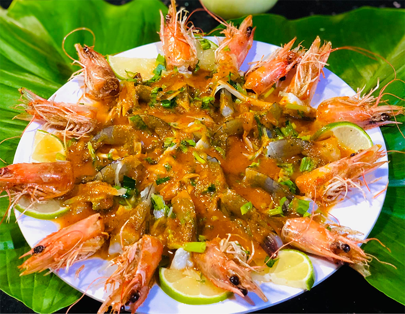 Gỏi tôm – Một trong những món nổi tiếng tại nhà hàng Long Trung (Nguồn: Vui chơi giải trí sinh thái & Ẩm thực Long Trung)