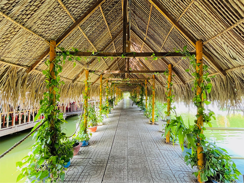 Lối đi cũng được thiết kế mái lá độc đáo giống như các căn chòi nổi (Nguồn: Vui chơi giải trí sinh thái & Ẩm thực Long Trung)