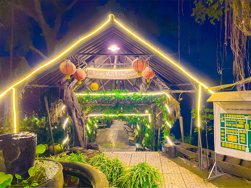 Nếu không trồng cây xanh, những chậu cây cảnh thay thế được đặt dọc đường đi (Nguồn: Vui chơi giải trí sinh thái & Ẩm thực Long Trung)