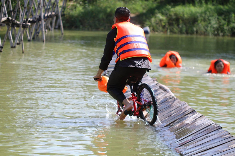 Bạn cần khả năng giữ thăng bằng đỉnh cao để vượt qua trò đi xe đạp qua ván nổi (Nguồn: Vui chơi giải trí sinh thái & Ẩm thực Long Trung)