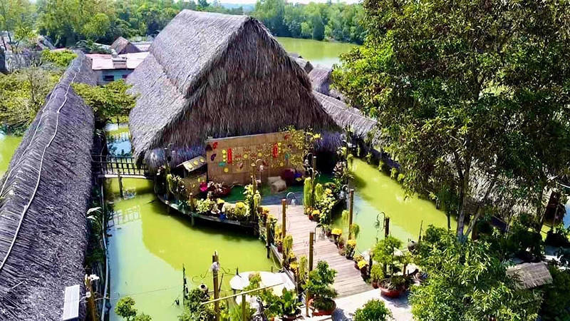 Sân khấu nổi này cũng là địa điểm check-in được nhiều du khách yêu thích (Nguồn: Vui chơi giải trí sinh thái & Ẩm thực Long Trung)