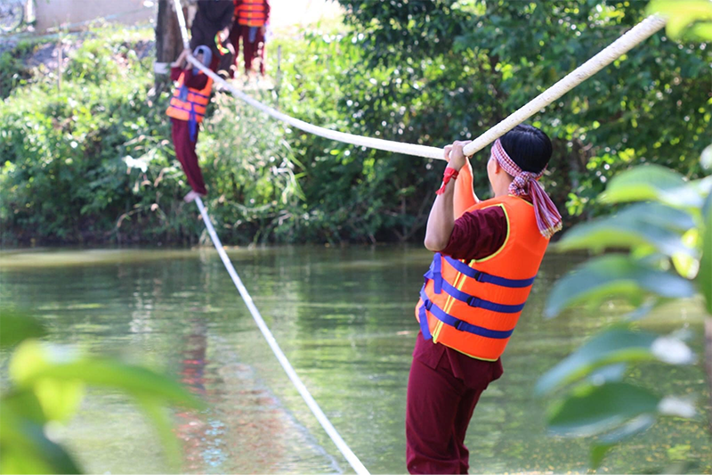 Trò đi trên dây qua mặt nước thách thức sự dũng cảm của người tham gia (Nguồn: Vui chơi giải trí sinh thái & Ẩm thực Long Trung)