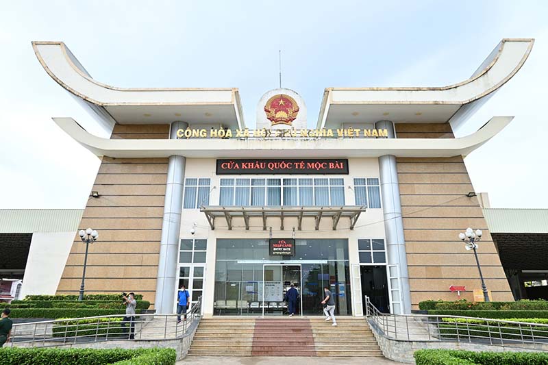 Cửa khẩu Mộc Bài là cửa khẩu đường bộ lớn nhất ở phía Nam giữa Việt Nam và Campuchia