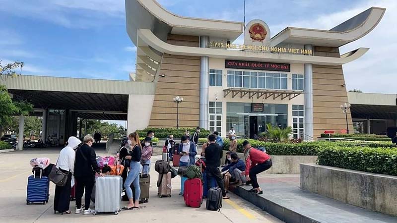 Bạn hãy chú ý bảo quản tốt hành lý của mình và không cầm hộ đồ qua biên giới