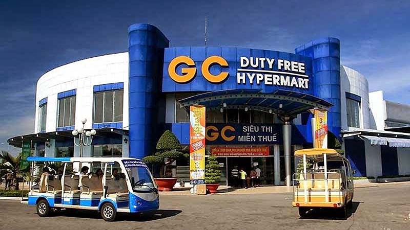 Tại cửa khẩu Mộc Bài có chuỗi các siêu thị miễn thuế cho phép mỗi người mua hàng miễn thuế khi xuất trình