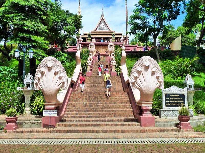 Du khách tham quan chùa Wat Phnom – ngôi chùa cổ kính và linh thiêng nhất tại thủ đô Phnôm Pênh – Campuchia
