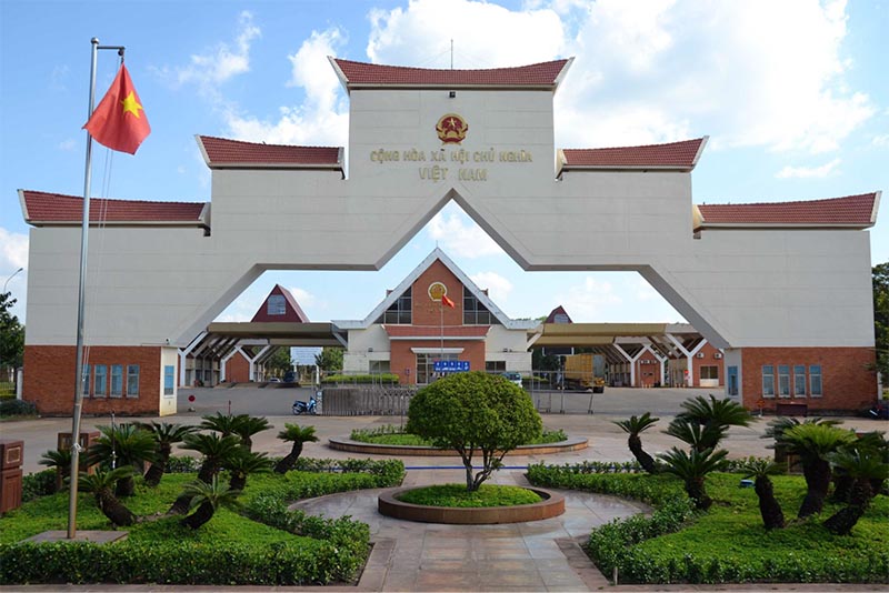 Cổng chào có kiến trúc ấn tượng của Cửa khẩu quốc tế Xa Mát (Nguồn: Khám phá Tây Ninh)