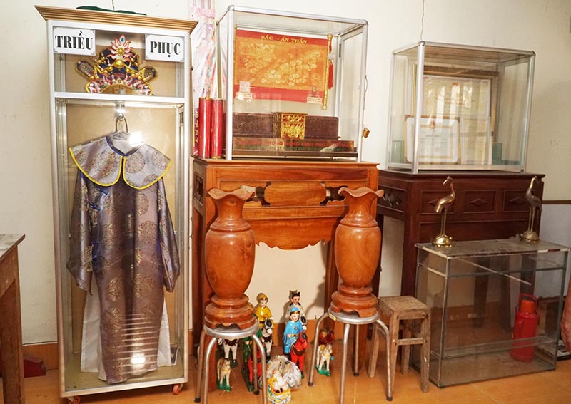 Khu vực phòng trưng bày trong Lăng mộ Quan Lớn Trà Vong (Nguồn: Báo Tây Ninh)