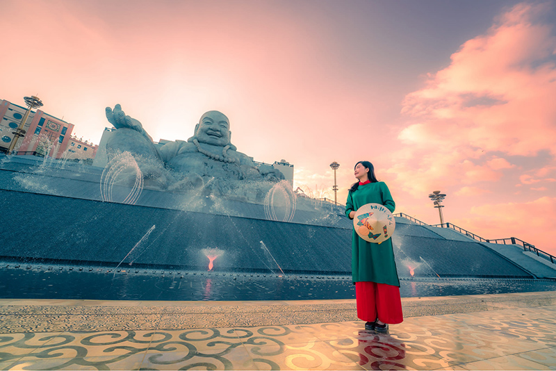 Chiêm ngưỡng tôn tượng Bồ Tát Di Lặc được tạc tạo độc đáo bằng hàng ngàn viên sa thạch