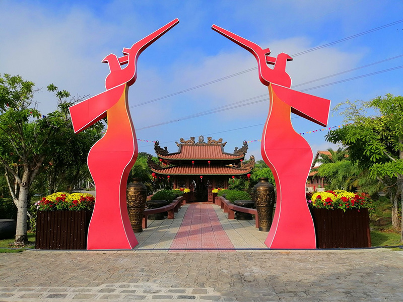 Lối vào đền thờ vua Hùng được trang trí bằng hình ảnh chim lạc – linh vật cao quý của người Việt cổ