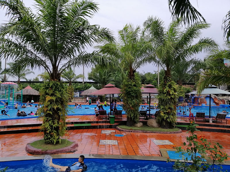 Du khách hào hứng trải nghiệm tại phân khu vui chơi – giải trí