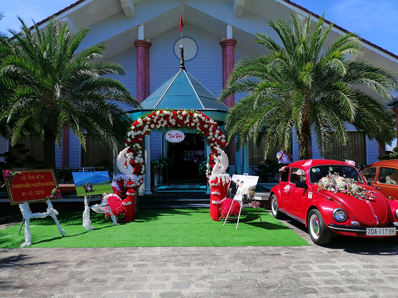 Lối vào nhà hàng tiệc cưới Kim Phụng được trang hoàng bắt mắt để chúc mừng lễ tân hôn của cặp đôi trẻ
