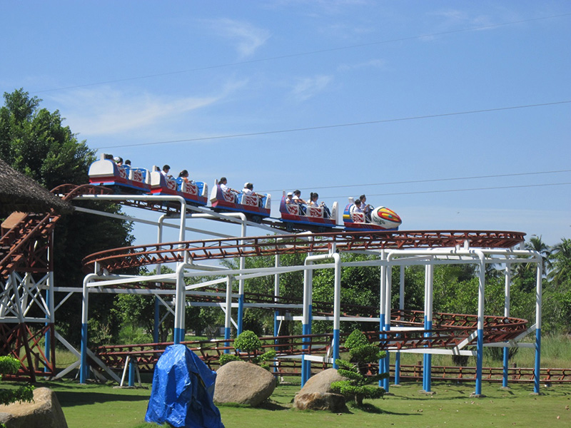 Trò tàu lượn siêu tốc đòi hỏi du khách phải có lòng dũng cảm vượt lên trên nỗi sợ hãi