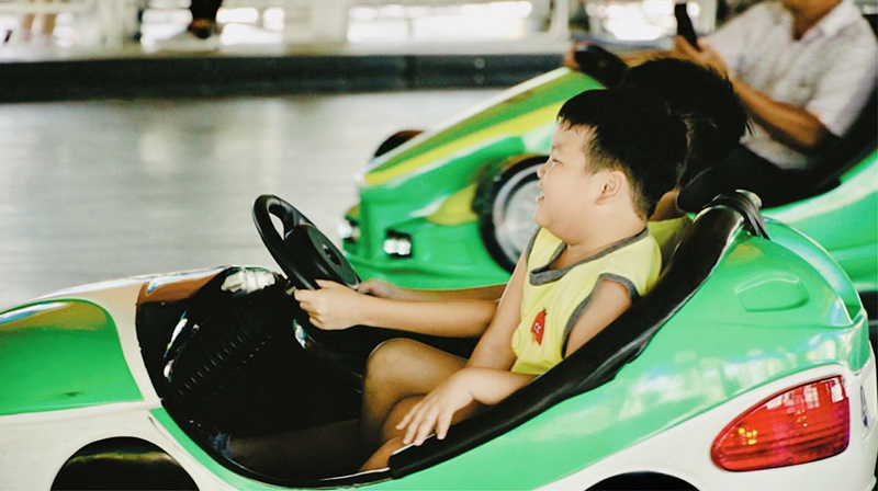 Du khách nhỏ tuổi thử tài “lái lụa” với trò chơi xe điện đụng