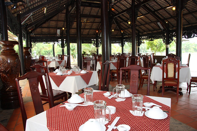 Nhà hàng Làng Quê 2 gây ấn tượng với kiến trúc cổ kính và các món sản vật miệt vườn