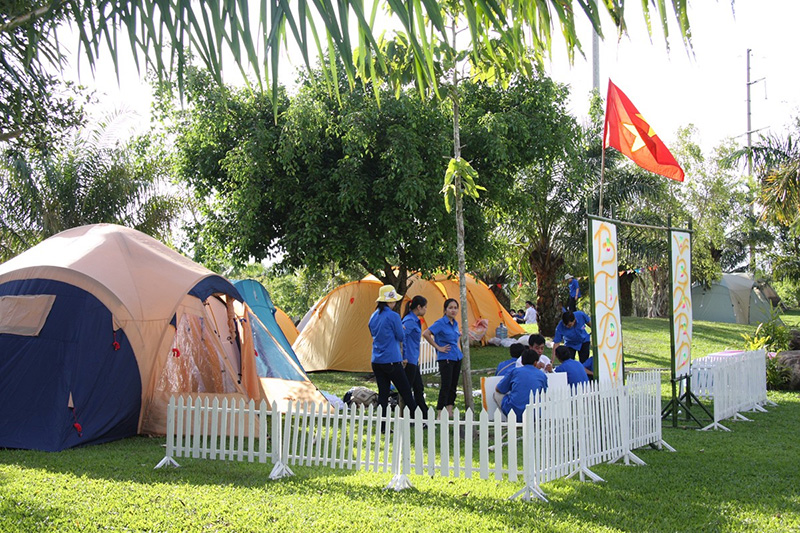 Các căn lều được dựng lên giữa bãi cỏ rộng lớn