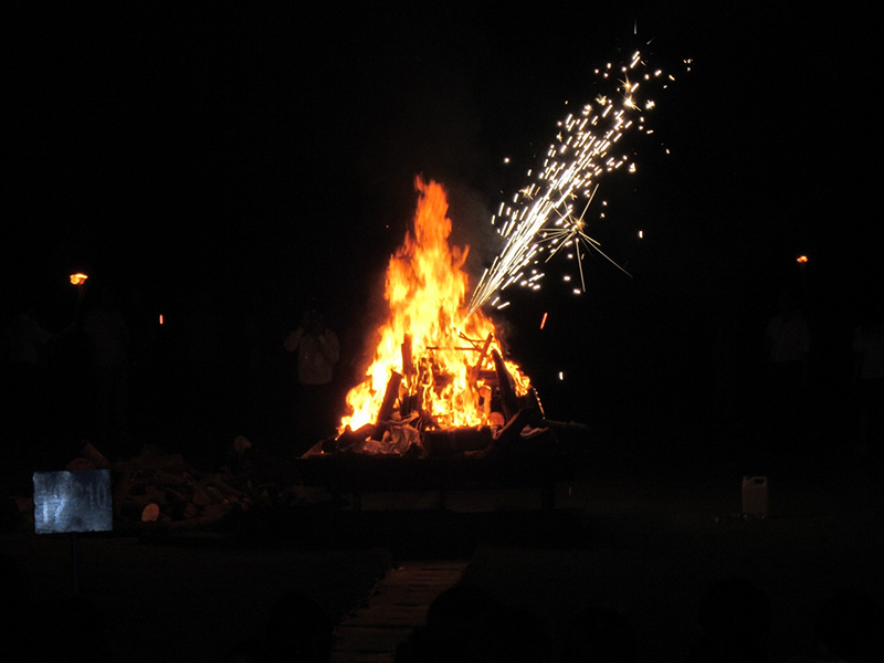 Ánh lửa trại sáng bừng giữa màn đêm tăm tối