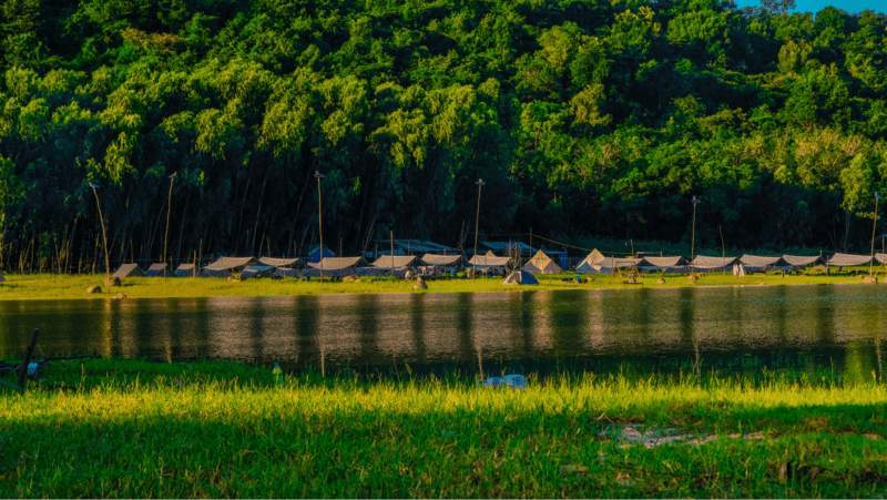 Bãi cắm trại nằm ở vị trí “tựa sơn hướng thủy” đắc địa (Nguồn: FB Nguyễn Thành Nhân)