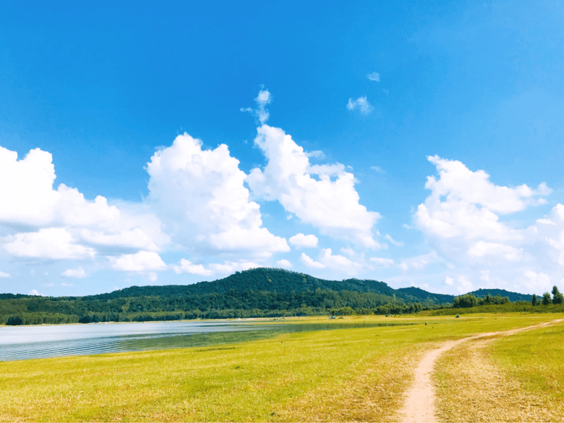 Du khách nên hạn chế cắm trại hồ Dầu Tiếng vào mùa nước nổi vì mực nước hồ thường xâm lấn sâu vào bờ, gây ngập lụt diện rộng (Nguồn: FB An Decor)