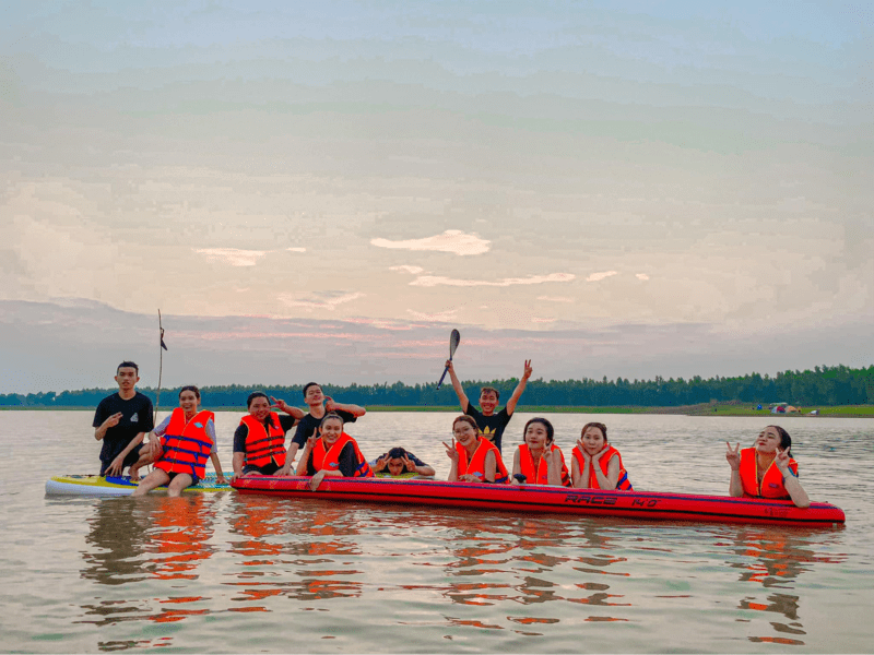 Các trò chơi giúp chuyến cắm trại hồ Dầu Tiếng của bạn tràn ngập tiếng cười đùa náo nhiệt (Nguồn: FB Trần Anh Trí)