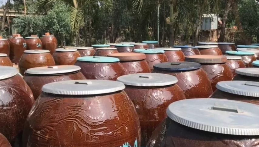 Khạp sành (còn gọi là chum, lu, vại) đã gắn bó lâu đời với làng mắm Việt (Nguồn: Internet)
