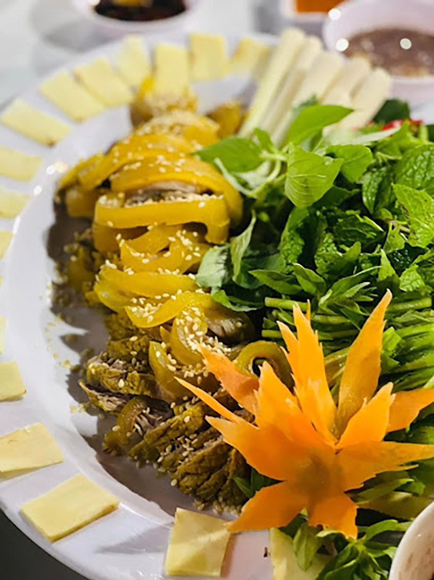 Món bò tơ hấp sả ăn kèm rau rừng bắt mắt tại quán Gia Hưng (Nguồn: Internet)