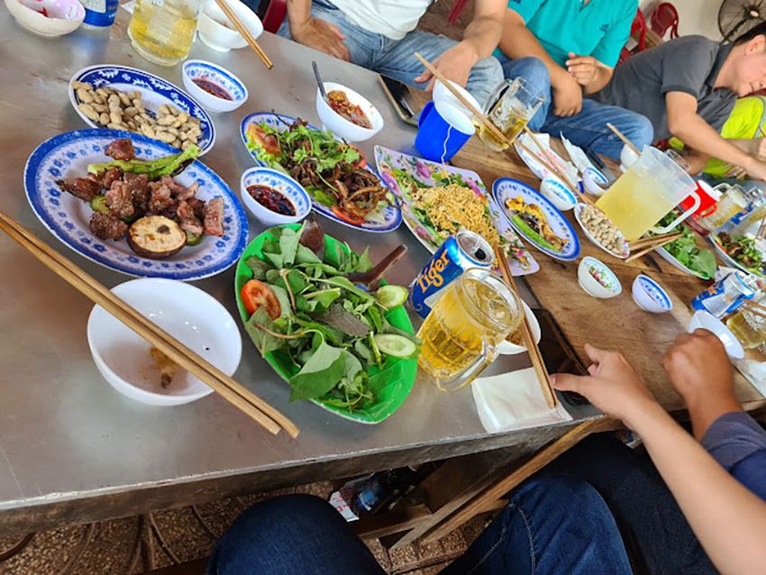 Các khách hàng tụ tập ăn uống tại quán ăn Xuân Lòng Bò (Nguồn: Internet)