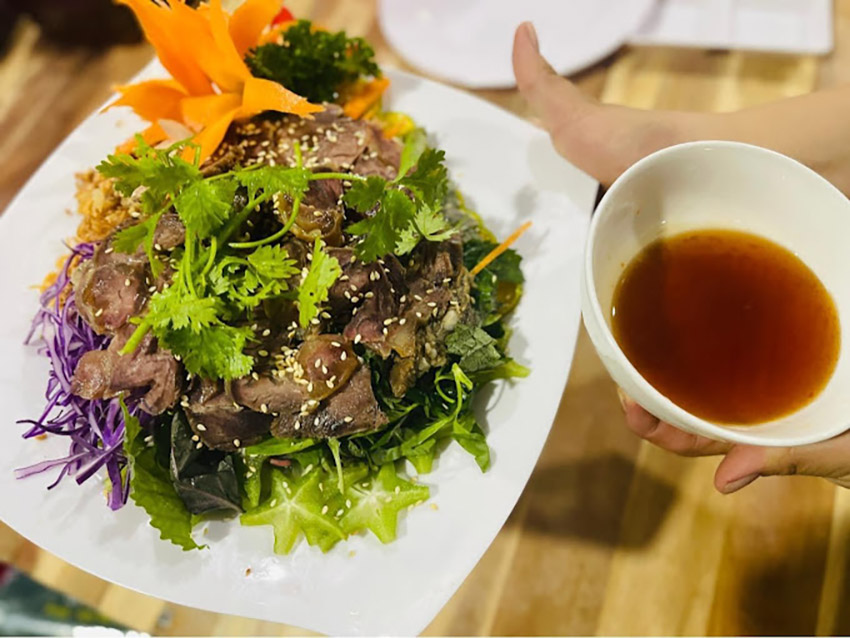 Khai vị cùng món gỏi bò tơ chấm mắm me tại quán Gia Hưng (Nguồn: Internet)