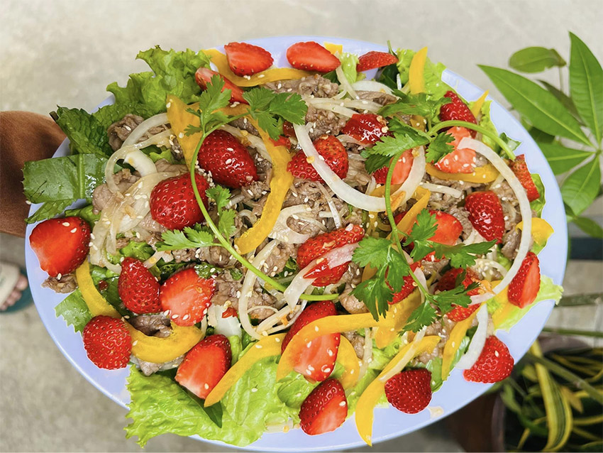 Món gỏi bò dâu tây phá cách tại quán bò tơ Út Thạnh (Nguồn: Internet)