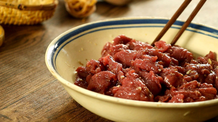 Gia vị tẩm ướp bò nướng là bí quyết riêng của mỗi hàng quán (Nguồn: Internet)