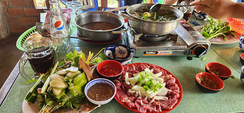 Cận cảnh bàn ăn hấp dẫn của thực khách tại bò tơ Út Chẳng (Nguồn: Internet)