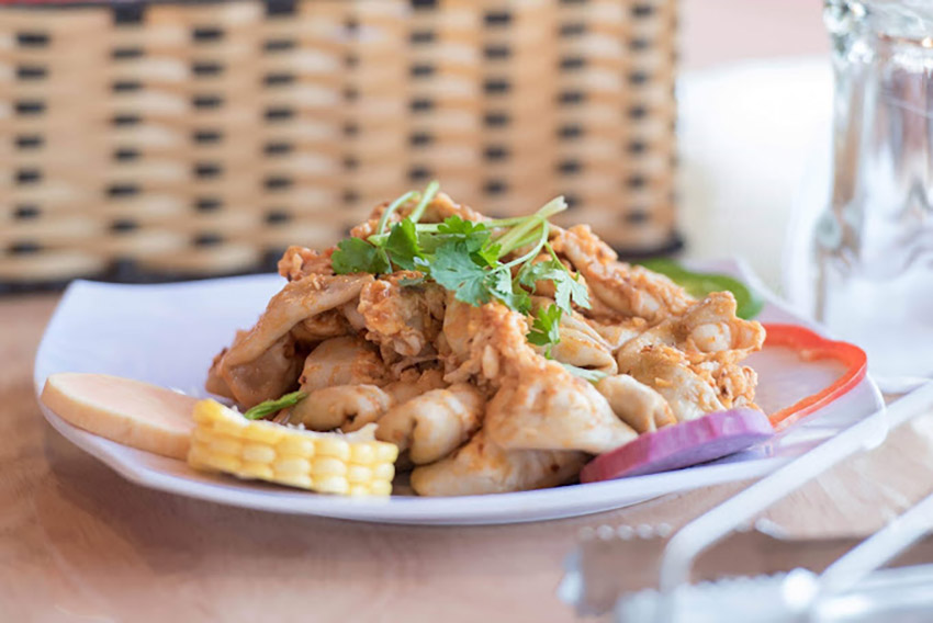 Lòng bò nướng hấp dẫn cùng các loại rau củ ăn kèm (Nguồn: Internet)