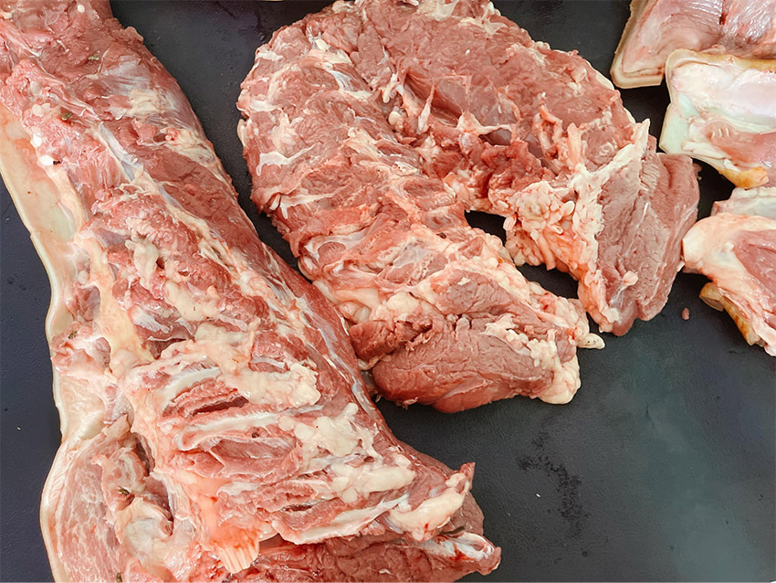 Nguồn thịt tươi sống tại quán bò tơ Cư Trú (Nguồn: Internet)