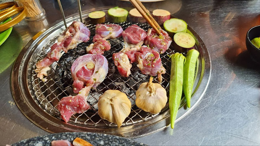 Bò lụi sả nướng cùng các loại rau củ như cà tím, đậu bắp (Nguồn: Internet)