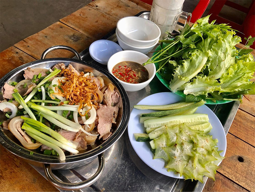 Món lòng đen luộc cuốn bánh tráng gây thương nhớ cho nhiều thực khách (Nguồn: Internet)