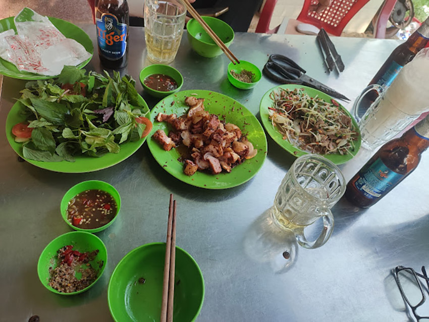 Thịt bò nướng là món nhắm được yêu thích tại quán Xuân Trang (Nguồn: Internet)