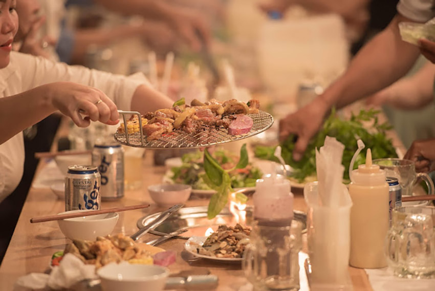 Thực khách lưu ý lò than được đặt dưới mặt bàn (Nguồn: Internet)