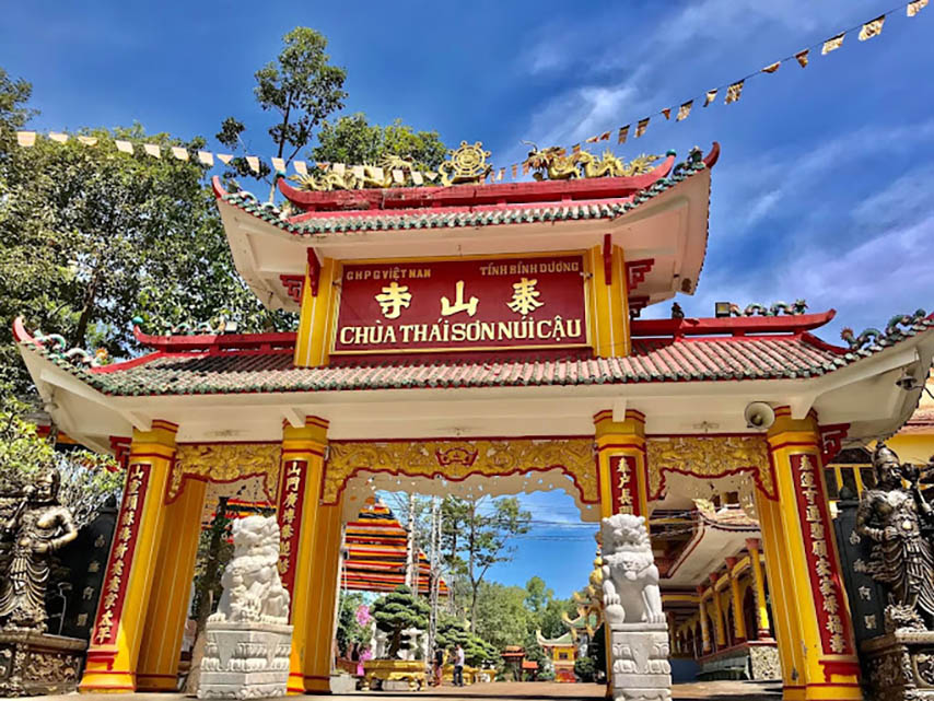 Cổng Tam Quan chùa Thái Sơn được cặp lân sư trấn giữ (Nguồn: Internet)