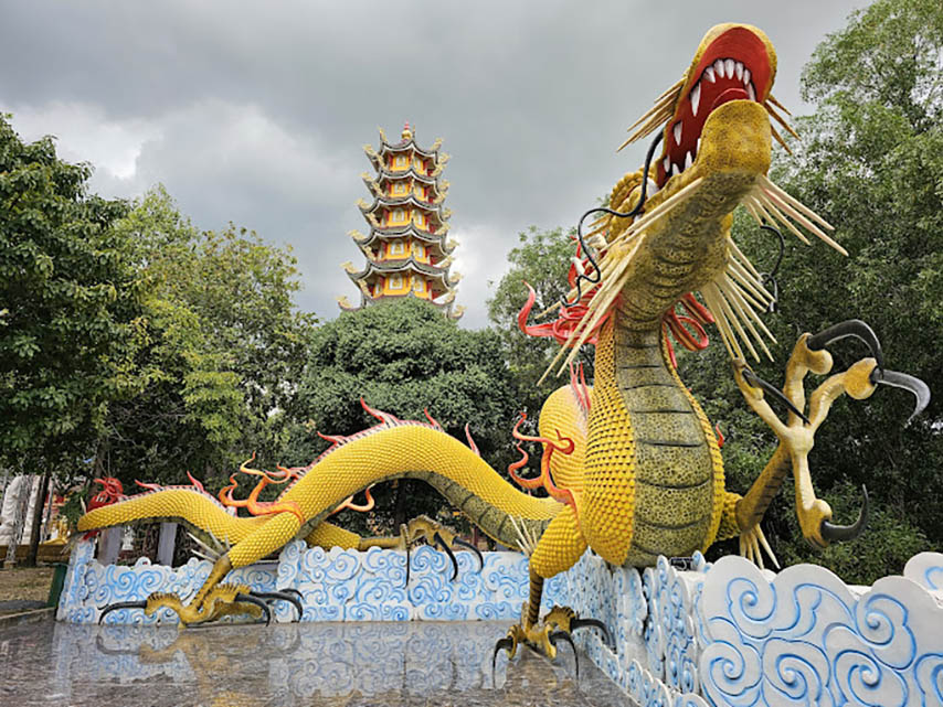 Bảo tháp Cửu Trùng Đài 9 tầng, cao 36m thấp thoáng từ xa (Nguồn: Internet)