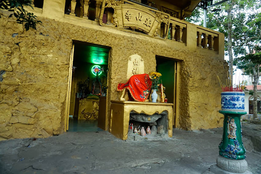 Miếu thờ Cậu Bảy trên đỉnh núi Cậu được chia thành hai tầng (Nguồn: Internet)