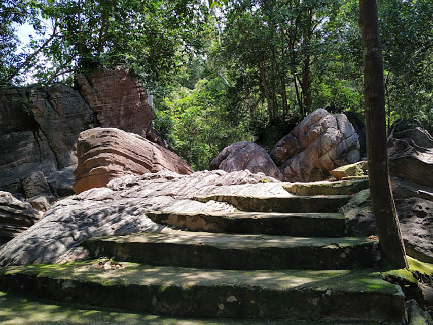 Vết hằn ngang dọc rõ nét trên các tảng đá núi Cậu (Nguồn: Internet)