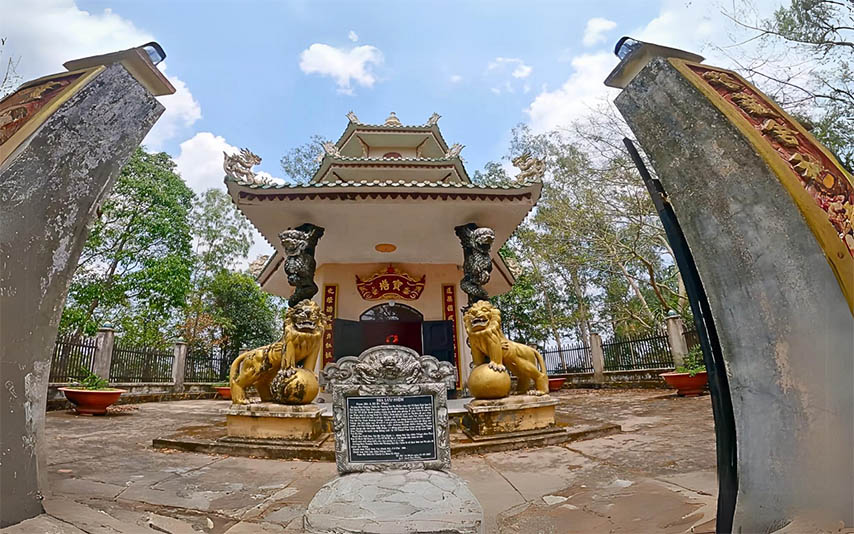 Chiêm ngưỡng vẻ đẹp của bảo tháp trên đỉnh núi Cậu (Nguồn: Internet)