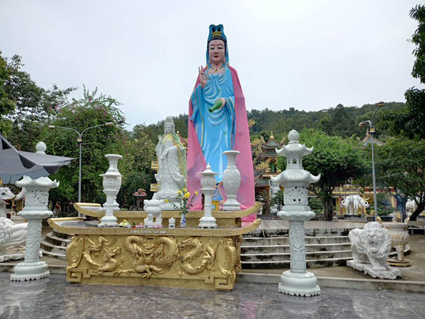 Tượng Quan Âm Nam Hải cao 12m đặt trước Chánh điện (Nguồn: Internet)